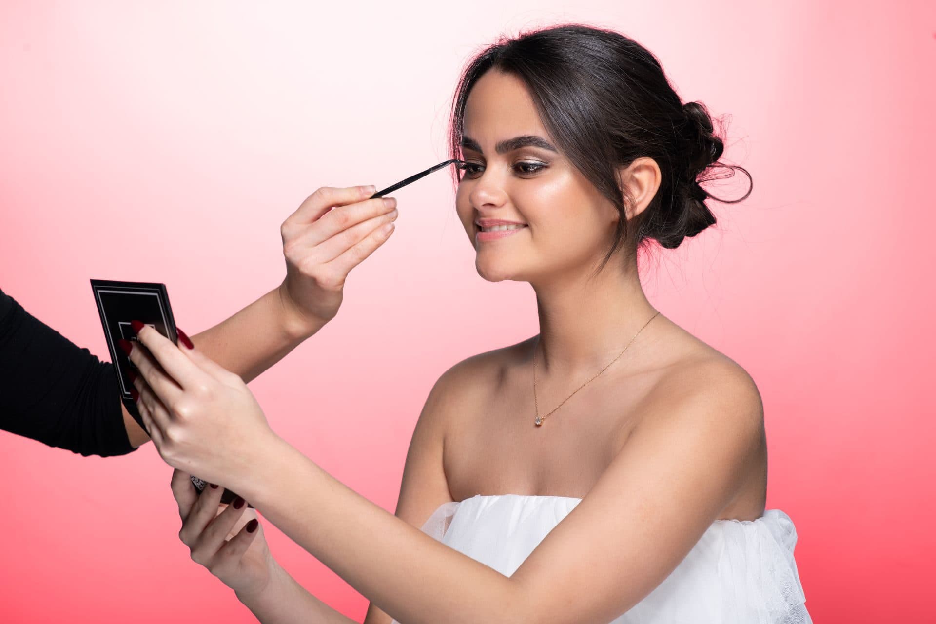 Séance de maquillage au salon